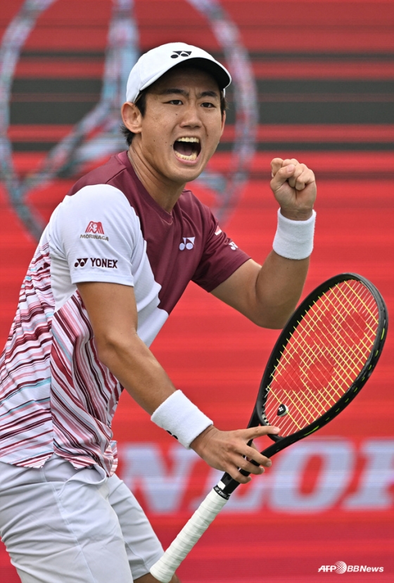 요시히토 니시오카가 2일 서울 송파구 올림픽공원 테니스코트에서 열린 ATP 유진투자증권 코리아오픈 테니스대회 단식 결승전에서 데니스 샤포발로프를 꺾고 우승을 차지한 뒤 포효하고 있다. /사진=AFPBBNews=뉴스1 