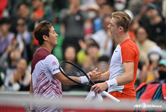 2일 서울 송파구 올림픽공원 테니스코트에서 열린 ATP 유진투자증권 코리아오픈 테니스대회 단식 결승전. 요시히토 니시오카(왼쪽)와 데니스 샤포발로프가 경기 뒤 인사를 나누고 있다. /사진=AFPBBNews=뉴스1