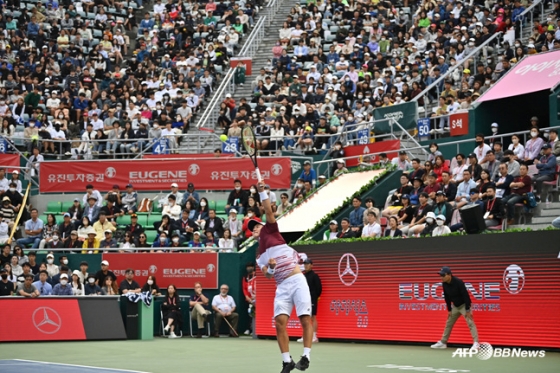 2일 서울 송파구 올림픽공원 테니스코트에서 열린 ATP 유진투자증권 코리아오픈 테니스대회 단식 결승전. 요시히토 니시오카가 한국 팬들 앞에서 데니스 샤포발로프와 맞대결을 펼치고 있다. /사진=AFPBBNews=뉴스1 