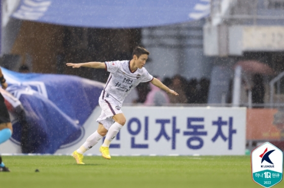 김천상무 김한길이 2일 수원종합운동장에서 골을 넣은 뒤 기뻐하고 있다. /사진=한국프로축구연맹