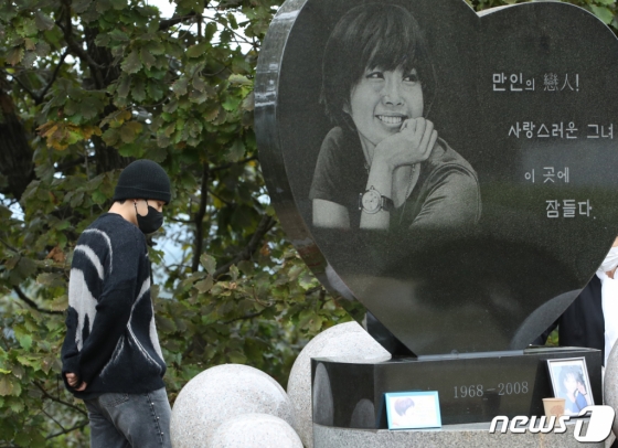 (故 최진실의 아들인 가수 최환희(활동명 지플랫)가 고인의 14주기인 2일 오전 경기도 양평군 갑산공원묘원을 찾아 생각에 잠겨있다. 2022.10.2/사진=뉴스1