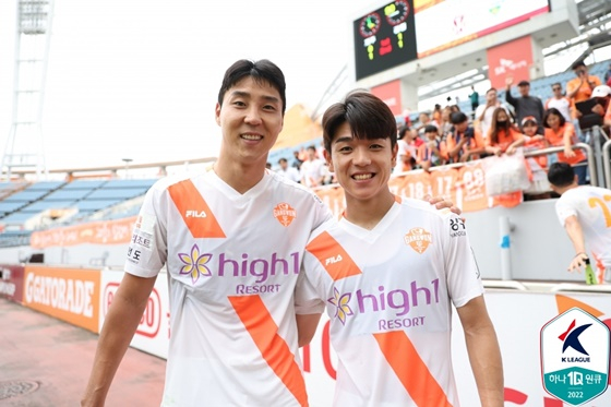 강원FC 득점 주인공. 이정협(왼쪽)과 김대원. /사진=한국프로축구연맹 제공