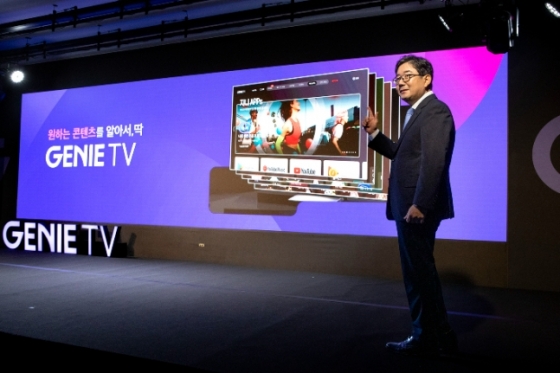 KT 김훈배 전무가 KT IPTV의 새로운 브랜드, 지니 TV를 소개하고 있다
