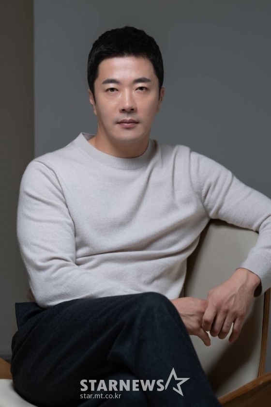 배우 권상우가 4일 오후 서울 강남구 신사동의 한 카페에서 진행된 Wavve 오리지널 드라마 &#039;위기의 X&#039; 관련 인터뷰를 위해 포즈를 취하고 있다. / 사진제공 = Wavve /사진=김창현 기자 chmt@