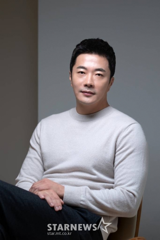 배우 권상우가 4일 오후 서울 강남구 신사동의 한 카페에서 진행된 Wavve 오리지널 드라마 &#039;위기의 X&#039; 관련 인터뷰를 위해 포즈를 취하고 있다. / 사진제공 = Wavve /사진=김창현 기자 chmt@
