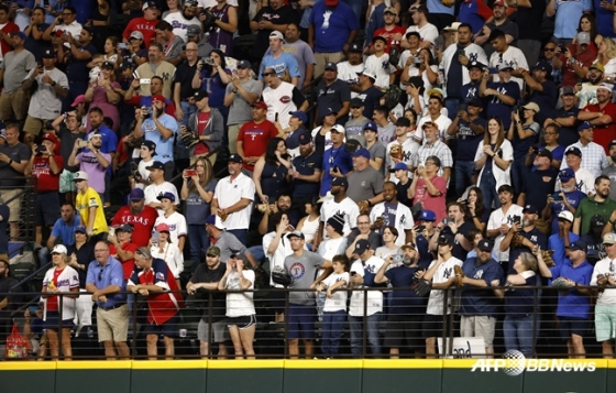 5일(한국시간) 텍사스-양키스전이 열린 미국 텍사스주 글로브 라이프 필드 관중석에 팬들이 애런 저지의 홈런볼을 잡기 위해 기다리고 있다. /AFPBBNews=뉴스1
