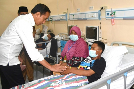 조코 위도도(왼쪽) 인도네시아 대통령이 이번 참사의 부상자들을 위로하고 있다. /AFPBBNews=뉴스1