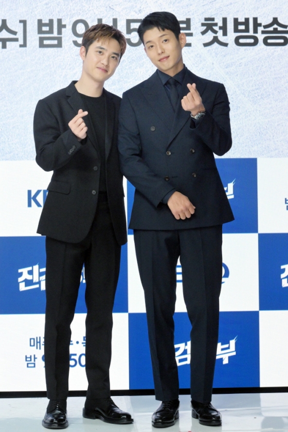 김성호PD, 도경수, 하준이 5일 오후 서울 여의도 KBS별관에서 진행된 KBS 2TV 수목극 &#039;진검승부&#039; 온라인 제작발표회에 참석해 포즈를 취하고 있다. 2022.10.05 /사진=임성균 기자 tjdrbs23@