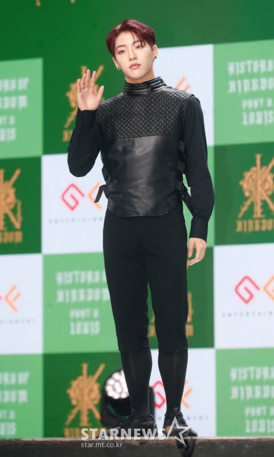 그룹 킹덤(KINGDOM) 무진이 5일 오후 서울 광진구 예스24라이브홀에서 진행된 미니 5집 &#039;히스토리 오브 킹덤 : 파트 5. 루이&#039;(History Of Kingdom : Part Ⅴ. Louis) 발매기념 쇼케이스에서 포즈를 취하고 있다.  이번 앨범에는 타이틀곡 &#039;백야&#039;(Long Live the King)를 포함해 &#039;Intro : Requiem&#039;, &#039;마침표&#039;, &#039;데스티니&#039;(Destiny), &#039;와카 와카&#039;(WAKA WAKA), &#039;포이즌&#039;(Poison), &#039;백야&#039; 인스트루먼트 버전까지 총 7곡이 수록됐다. /2022.10.05 /사진=이동훈 기자 photoguy@