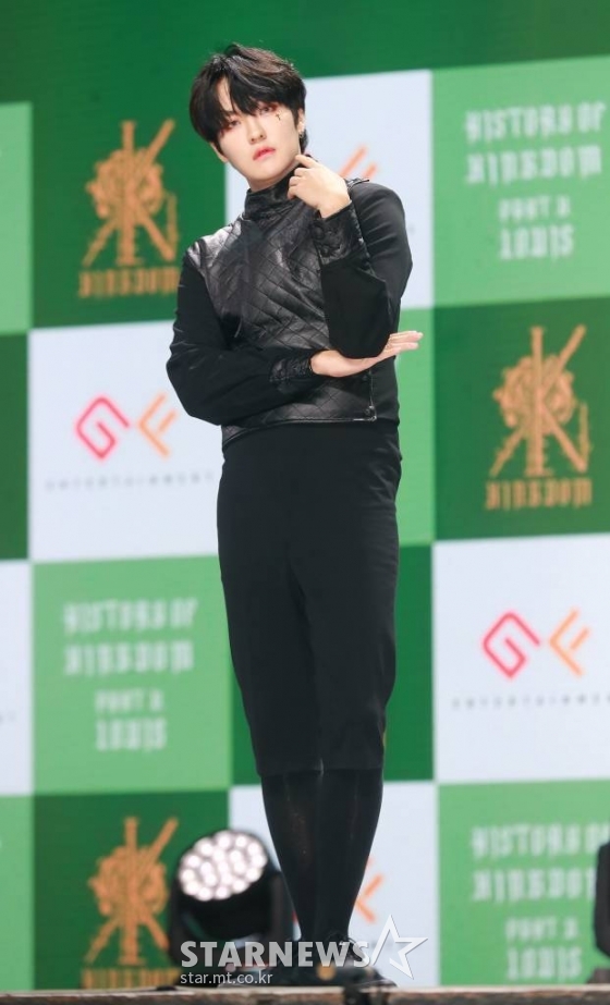 그룹 킹덤(KINGDOM) 루이가 5일 오후 서울 광진구 예스24라이브홀에서 진행된 미니 5집 &#039;히스토리 오브 킹덤 : 파트 5. 루이&#039;(History Of Kingdom : Part Ⅴ. Louis) 발매기념 쇼케이스에서 포즈를 취하고 있다.  이번 앨범에는 타이틀곡 &#039;백야&#039;(Long Live the King)를 포함해 &#039;Intro : Requiem&#039;, &#039;마침표&#039;, &#039;데스티니&#039;(Destiny), &#039;와카 와카&#039;(WAKA WAKA), &#039;포이즌&#039;(Poison), &#039;백야&#039; 인스트루먼트 버전까지 총 7곡이 수록됐다. /2022.10.05 /사진=이동훈 기자 photoguy@