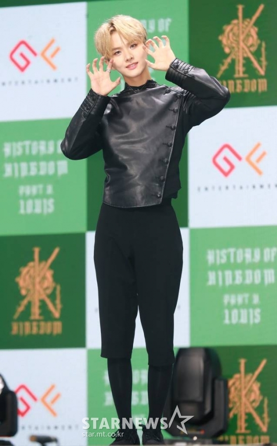 그룹 킹덤(KINGDOM) 아이반이 5일 오후 서울 광진구 예스24라이브홀에서 진행된 미니 5집 &#039;히스토리 오브 킹덤 : 파트 5. 루이&#039;(History Of Kingdom : Part Ⅴ. Louis) 발매기념 쇼케이스에서 포즈를 취하고 있다.  이번 앨범에는 타이틀곡 &#039;백야&#039;(Long Live the King)를 포함해 &#039;Intro : Requiem&#039;, &#039;마침표&#039;, &#039;데스티니&#039;(Destiny), &#039;와카 와카&#039;(WAKA WAKA), &#039;포이즌&#039;(Poison), &#039;백야&#039; 인스트루먼트 버전까지 총 7곡이 수록됐다. /2022.10.05 /사진=이동훈 기자 photoguy@