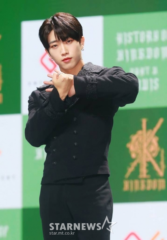 그룹 킹덤(KINGDOM) 단이 5일 오후 서울 광진구 예스24라이브홀에서 진행된 미니 5집 &#039;히스토리 오브 킹덤 : 파트 5. 루이&#039;(History Of Kingdom : Part Ⅴ. Louis) 발매기념 쇼케이스에서 포즈를 취하고 있다.  이번 앨범에는 타이틀곡 &#039;백야&#039;(Long Live the King)를 포함해 &#039;Intro : Requiem&#039;, &#039;마침표&#039;, &#039;데스티니&#039;(Destiny), &#039;와카 와카&#039;(WAKA WAKA), &#039;포이즌&#039;(Poison), &#039;백야&#039; 인스트루먼트 버전까지 총 7곡이 수록됐다. /2022.10.05 /사진=이동훈 기자 photoguy@