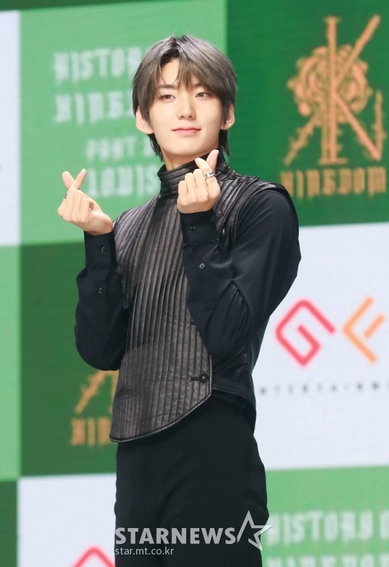 그룹 킹덤(KINGDOM)의 새 멤버 훤이 5일 오후 서울 광진구 예스24라이브홀에서 진행된 미니 5집 &#039;히스토리 오브 킹덤 : 파트 5. 루이&#039;(History Of Kingdom : Part Ⅴ. Louis) 발매기념 쇼케이스에서 포즈를 취하고 있다.  이번 앨범에는 타이틀곡 &#039;백야&#039;(Long Live the King)를 포함해 &#039;Intro : Requiem&#039;, &#039;마침표&#039;, &#039;데스티니&#039;(Destiny), &#039;와카 와카&#039;(WAKA WAKA), &#039;포이즌&#039;(Poison), &#039;백야&#039; 인스트루먼트 버전까지 총 7곡이 수록됐다. /2022.10.05 /사진=이동훈 기자 photoguy@