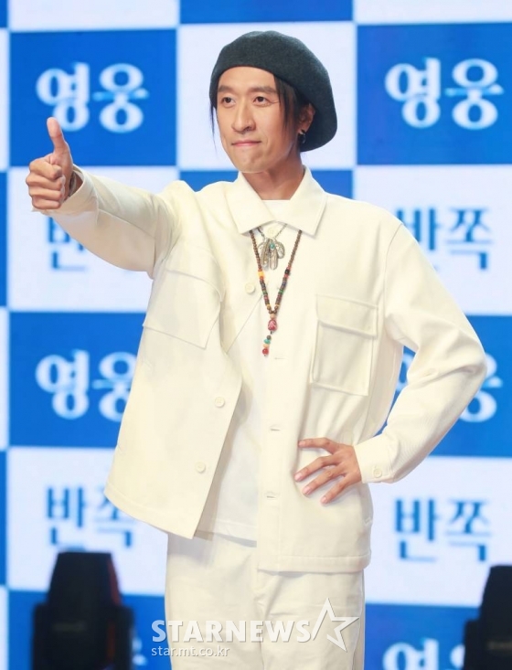 그룹 코요태(KOYOTE) 빽가가 5일 오후 서울 강남구 일지아트홀에서 진행된 새 앨범 ‘LET’s KOYOTE’ 발매기념 쇼케이스에서 포즈를 취하고 있다. 이번 앨범에는 더블타이틀곡 &#039;영웅&#039;, &#039;반쪽&#039; 2곡이 수록됐다. /2022.10.05 /사진=이동훈 기자 photoguy@