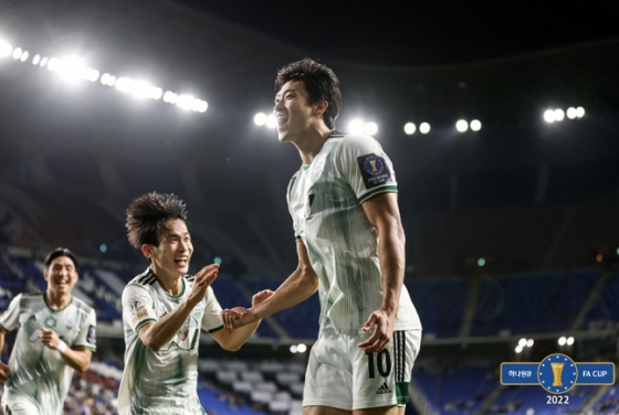 전북 조규성(오른쪽)이 5일 울산 문수축구경기장에서 열린 하나원큐 FA컵 4강전 울산전에서 골을 넣은 뒤 기뻐하고 있다. /사진=대한축구협회