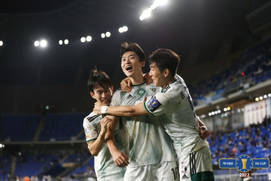 전북 조규성(가운데)이 5일 울산 문수축구경기장에서 열린 하나원큐 FA컵 4강전 울산전에서 골을 넣은 뒤 기뻐하고 있다. /사진=대한축구협회