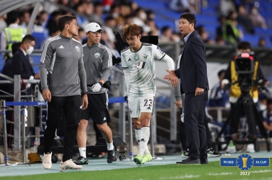 전북 김진수(오른쪽 2번째)가  5일 울산 문수축구경기장에서 열린 하나원큐 FA컵 4강전 울산전에서 후반전 오른쪽 허벅지 통증으로 필드를 떠나고 있다. /사진=대한축구협회