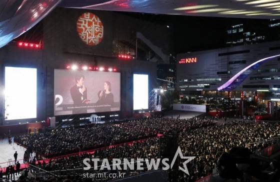 5일 오후 부산 해운대구 영화의 전당에서 제27회 부산국제영화제 개막식이 진행되고 있다.  제27회 부산국제영화제는 5일부터 14일까지 영화의전당 일대에서 개최된다. 코로나바이러스감염증-19(COVID-19)와 함께 많은 우여곡절을 겪은 부산국제영화제는 올해 비로소 팬데믹 이전 영화제의 모습으로 돌아온다. 현행 방역 지침을 준수하면서, 사회적 거리두기 없이 좌석의 100% 사용하는 정상적인 영화제를 연다. 2022.10.05 /사진=김창현 기자 chmt@