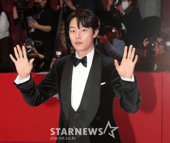 배우 류준열이 5일 오후 부산 해운대구 영화의 전당에서 열린 제27회 부산국제영화제 개막식에 참석해 레드카펫을 밟고 있다.  제27회 부산국제영화제는 5일부터 14일까지 영화의전당 일대에서 개최된다. 코로나바이러스감염증-19(COVID-19)와 함께 많은 우여곡절을 겪은 부산국제영화제는 올해 비로소 팬데믹 이전 영화제의 모습으로 돌아온다. 현행 방역 지침을 준수하면서, 사회적 거리두기 없이 좌석의 100% 사용하는 정상적인 영화제를 연다. 2022.10.05 /사진=김창현 기자 chmt@