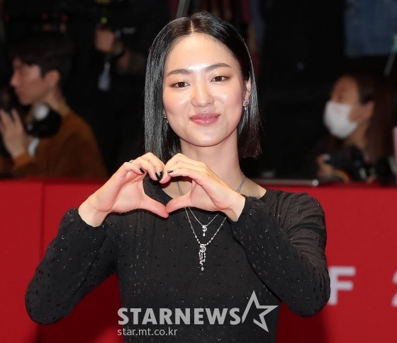 배우 전여빈이 5일 오후 부산 해운대구 영화의 전당에서 열린 제27회 부산국제영화제 개막식에 참석해 레드카펫을 밟고 있다.  제27회 부산국제영화제는 5일부터 14일까지 영화의전당 일대에서 개최된다. 코로나바이러스감염증-19(COVID-19)와 함께 많은 우여곡절을 겪은 부산국제영화제는 올해 비로소 팬데믹 이전 영화제의 모습으로 돌아온다. 현행 방역 지침을 준수하면서, 사회적 거리두기 없이 좌석의 100% 사용하는 정상적인 영화제를 연다. 2022.10.05 /사진=김창현 기자 chmt@