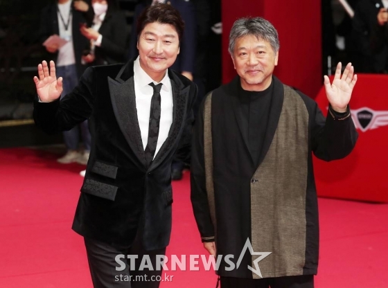 배우 송강호, 고레에다 히로카즈 감독이 5일 오후 부산 해운대구 영화의 전당에서 열린 제27회 부산국제영화제 개막식에 참석해 레드카펫을 밟고 있다.  제27회 부산국제영화제는 5일부터 14일까지 영화의전당 일대에서 개최된다. 코로나바이러스감염증-19(COVID-19)와 함께 많은 우여곡절을 겪은 부산국제영화제는 올해 비로소 팬데믹 이전 영화제의 모습으로 돌아온다. 현행 방역 지침을 준수하면서, 사회적 거리두기 없이 좌석의 100% 사용하는 정상적인 영화제를 연다. 2022.10.05 /사진=김창현 기자 chmt@