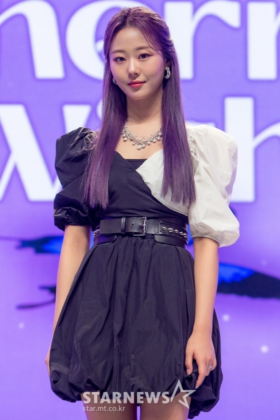 걸그룹 체리블렛(Cherry Bullet) 채린이 2일 오후 온라인 생중계로 진행된 두 번째 미니앨범 &#039;체리 위시&#039; 발매 기념 쇼케이스에 앞서 포즈를 취하고 있다.  이번 미니 2집에는 타이틀 곡 &#039;러브 인 스페이스&#039;를 비롯해 &#039;브로큰&#039;, &#039;히컵스&#039;, &#039;닿을까 말까&#039;, &#039;마이 부&#039; 등 총 다섯 곡이 수록됐다. /사진제공=FNC엔터테인먼트 2022.03.02 /사진=이동훈 기자 photoguy@
