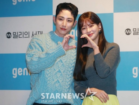 배우 이수혁, 오연서가 6일 오전 서울 강남구 지니뮤직에서 진행된 AI 오디오 드라마 &#039;어서 오세요, 휴남동 서점입니다&#039; 제작발표회에 참석해 포즈를 취하고 있다.  평범한 동네에 문을 연 휴남동 서점 주인이 서점을 드나드는 다양한 손님들과 삶에 대한 고민을 나누며 서로 위안이 되어주는 따뜻한 공감의 이야기를 담은 오디오 드라마 &#039;어서 오세요, 휴남동 서점입니다&#039;는 6일(오늘) 밀리의 서재와 지니뮤직 플랫폼에서 공개된다. /2022.10.06 /사진=이동훈 기자 photoguy@