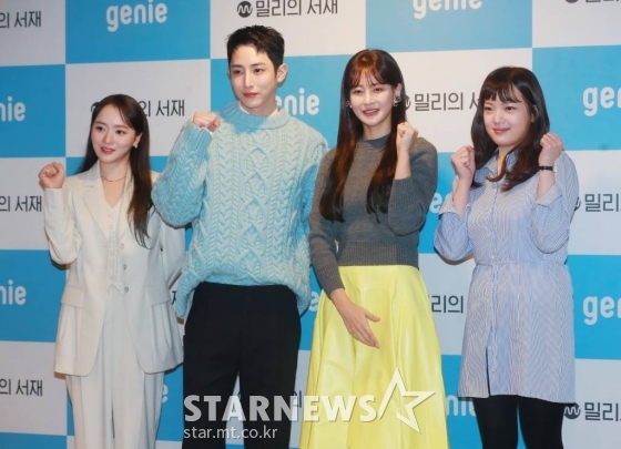 이소정, 이수혁, 오연서, 유진영 감독이 6일 오전 서울 강남구 지니뮤직에서 진행된 AI 오디오 드라마 '어서 오세요, 휴남동 서점입니다' 제작발표회에 참석해 포즈를 취하고 있다.  평범한 동네에 문을 연 휴남동 서점 주인이 서점을 드나드는 다양한 손님들과 삶에 대한 고민을 나누며 서로 위안이 되어주는 따뜻한 공감의 이야기를 담은 오디오 드라마 '어서 오세요, 휴남동 서점입니다'는 6일(오늘) 밀리의 서재와 지니뮤직 플랫폼에서 공개된다. /2022.10.06 /사진=이동훈 기자 photoguy@