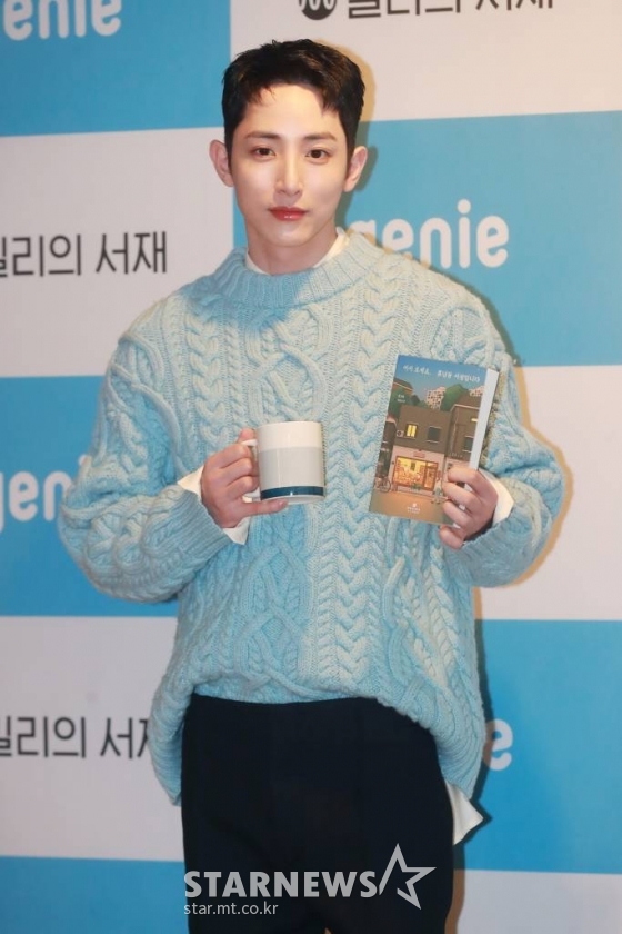배우 이수혁이 6일 오전 서울 강남구 지니뮤직에서 진행된 AI 오디오 드라마 &#039;어서 오세요, 휴남동 서점입니다&#039; 제작발표회에 참석해 포즈를 취하고 있다.  평범한 동네에 문을 연 휴남동 서점 주인이 서점을 드나드는 다양한 손님들과 삶에 대한 고민을 나누며 서로 위안이 되어주는 따뜻한 공감의 이야기를 담은 오디오 드라마 &#039;어서 오세요, 휴남동 서점입니다&#039;는 6일(오늘) 밀리의 서재와 지니뮤직 플랫폼에서 공개된다. /2022.10.06 /사진=이동훈 기자 photoguy@
