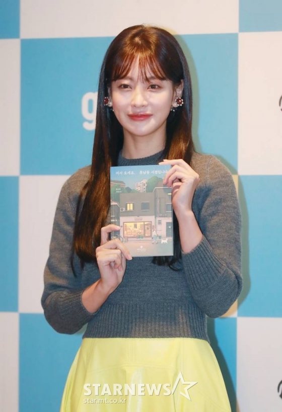 배우 오연서가 6일 오전 서울 강남구 지니뮤직에서 진행된 AI 오디오 드라마 &#039;어서 오세요, 휴남동 서점입니다&#039; 제작발표회에 참석해 포즈를 취하고 있다.  평범한 동네에 문을 연 휴남동 서점 주인이 서점을 드나드는 다양한 손님들과 삶에 대한 고민을 나누며 서로 위안이 되어주는 따뜻한 공감의 이야기를 담은 오디오 드라마 &#039;어서 오세요, 휴남동 서점입니다&#039;는 6일(오늘) 밀리의 서재와 지니뮤직 플랫폼에서 공개된다. /2022.10.06 /사진=이동훈 기자 photoguy@