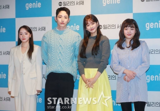 이소정, 이수혁, 오연서, 유진영 감독이 6일 오전 서울 강남구 지니뮤직에서 진행된 AI 오디오 드라마 &#039;어서 오세요, 휴남동 서점입니다&#039; 제작발표회에 참석해 포즈를 취하고 있다.  평범한 동네에 문을 연 휴남동 서점 주인이 서점을 드나드는 다양한 손님들과 삶에 대한 고민을 나누며 서로 위안이 되어주는 따뜻한 공감의 이야기를 담은 오디오 드라마 &#039;어서 오세요, 휴남동 서점입니다&#039;는 6일(오늘) 밀리의 서재와 지니뮤직 플랫폼에서 공개된다. /2022.10.06 /사진=이동훈 기자 photoguy@