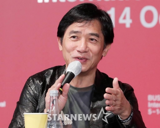 홍콩 배우 양조위가 6일 오전 부산 해운대구 KNN타워에서 열린 제27회 부산국제영화제 올해의 아시아 영화인상 수상 기자회견에서 취재진 질의에 답하고 있다. 2022.10.06 /사진=김창현 기자 chmt@