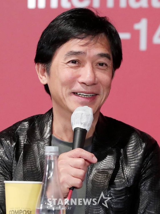 홍콩 배우 양조위가 6일 오전 부산 해운대구 KNN타워에서 열린 제27회 부산국제영화제 올해의 아시아 영화인상 수상 기자회견에서 취재진 질의에 답하고 있다. 2022.10.06 /사진=김창현 기자 chmt@