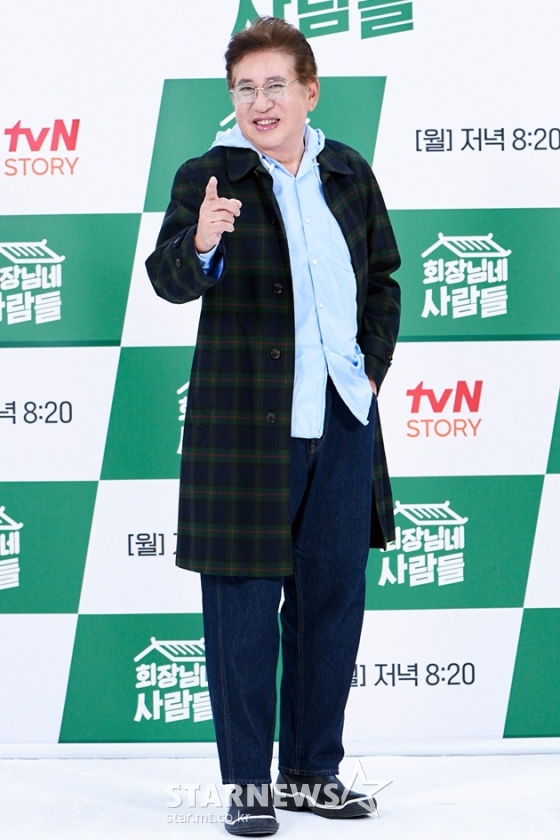 배우 김용건이 6일 오후 온라인으로 진행된 tvN STORY 예능 &#039;회장님네 사람들&#039; 제작발표회에 참석해 포즈를 취하고 있다. 2022.10.06 &lt;사진=tvN STORY제공&gt; /사진=임성균 기자 tjdrbs23@