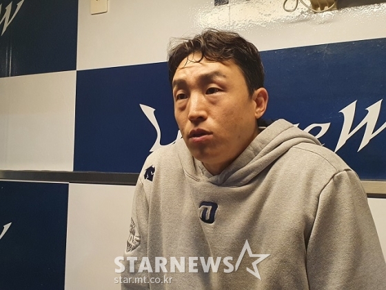 NC 손아섭이 6일 창원 SSG전이 끝난 후 취재진과 인터뷰를 하고 있다. /사진=양정웅 기자