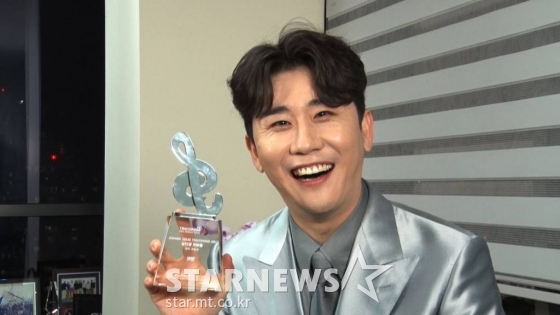 가수 영탁이 13일 오후 온택트로 진행된 &#039;제10회 가온차트 뮤직 어워즈&#039;의 시상식에서 올해의 발견상을 수상한 뒤 소감을 밝히고 있다. /사진제공=가온차트뮤직어워즈 /사진=이동훈 기자 photoguy@