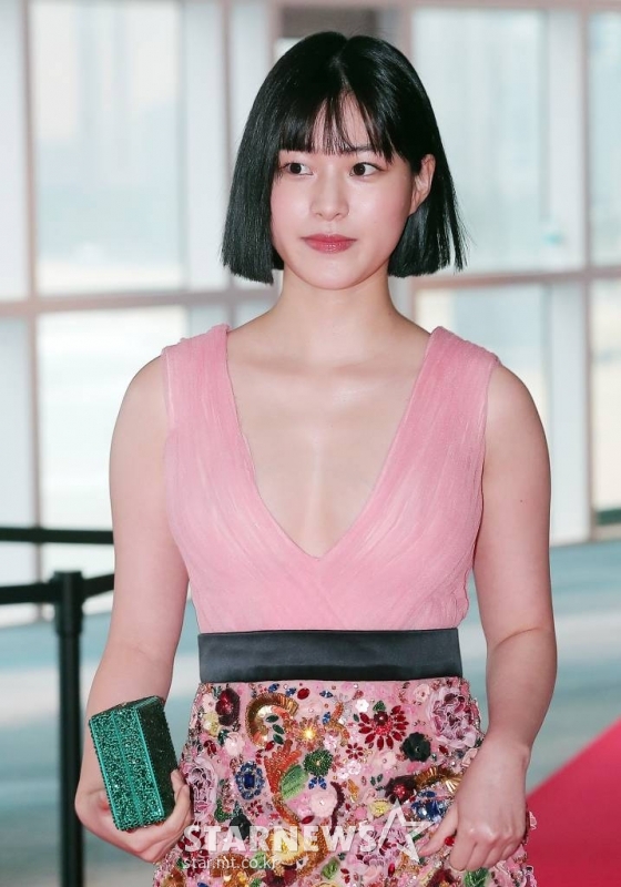 배우 이수경이 6일 오후 부산 해운대구 시그니엘에서 열린 &#039;2022 부일영화상&#039; 레드카펫에 행사에 참석하고 있다. 2022.10.06 /사진=김창현 기자 chmt@