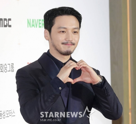 배우 변요한이 6일 오후 부산 해운대구 시그니엘에서 열린 &#039;2022 부일영화상&#039; 레드카펫에 행사에 참석해 포즈를 취하고 있다. 2022.10.06 /사진=김창현 기자 chmt@