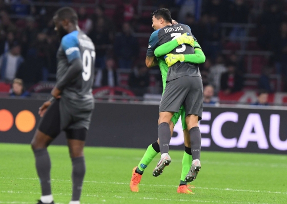 김민재가 지난 5일 아약스와의 UEFA 챔피언스리그 6-1 대승 이후 알렉스 메렛 골키퍼에 안겨 기뻐하고 있다. /사진=SSC 나폴리 캡처