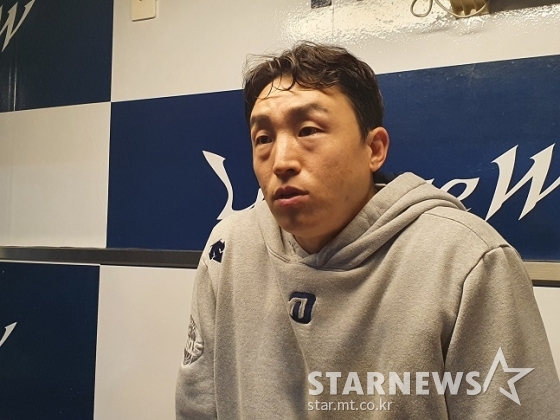 NC 손아섭이 6일 창원 SSG전 종료 후 취재진과 인터뷰를 하고 있다. /사진=양정웅 기자