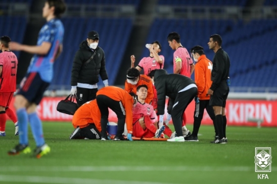 지난해 3월 일본 원정에서 부상으로 들것에 실려 나가고 있는 미드필더 정우영. /사진=대한축구협회