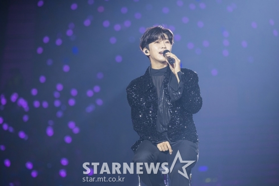 가수 임영웅이 전국 투어 콘서트의 마지막 서울 공연을 성공적으로 개최했다.   임영웅은 12일부터 14일까지 사흘간 서울 올림픽공원 체조경기장(KSPO DOME)에서 단독콘서트 &#039;IM HERO&#039;(아임 히어로)를 진행했다.  임영웅은 &#039;아임 히어로&#039; 콘서트를 통해 고퀄리티 무대 연출과 생생한 밴드 연주, 중독성 강한 안무 등 다채로운 무대를 150분간 펼쳐 &#039;영웅시대&#039;(팬클럽)의 눈과 귀를 만족시켰다. 서울 마지막 날 공연은 티빙 생중계로도 동시 송출돼 남녀노소 1090 세대가 안방 1열에서 임영웅과 함께 호흡했다. / 사진제공 = 물고기뮤직 /사진=김창현 기자 chmt@