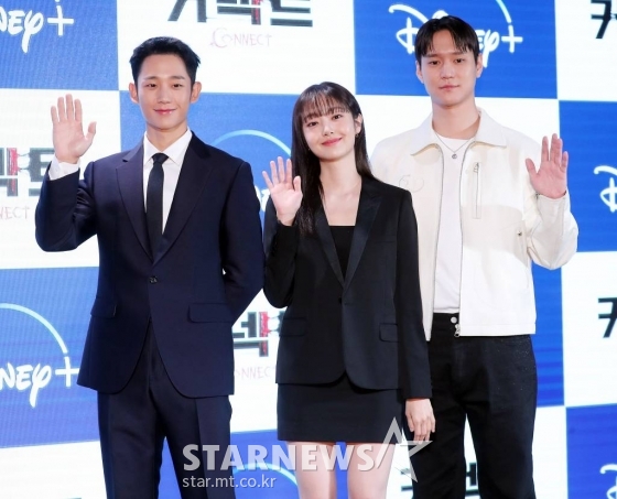 배우 정해인, 김혜준, 고경표가 7일 오전 부산 해운대구 그랜드 조선에서 열린 디즈니+ 오리지널 시리즈 &#039;커넥트&#039; 기자간담회에 참석해 포즈를 취하고 있다.  &#039;커넥트&#039;는 죽지 않는 몸을 가진 새로운 인종, &#039;커넥트&#039; 동수가 장기밀매 조직에게 납치당해 한쪽 눈을 빼앗긴 뒤, 자신의 눈이 대한민국을 떠들썩하게 만든 연쇄살인마에게 이식됐다는 것을 알고 그를 쫓는 지독한 추격을 담아낸 이야기다. 12월 공개 예정. 2022.10.07 /사진=김창현 기자 chmt@