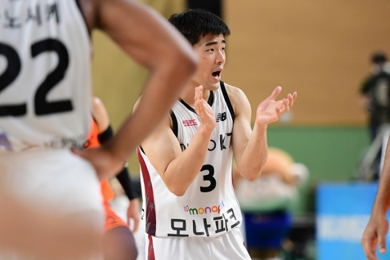 KT 정성우가 7일 오후 4시 통영체육관에서 열린 2022 MG 새마을금고 KBL 컵대회 준결승에서 동료들을 격려하고 있다. /사진=KBL 제공