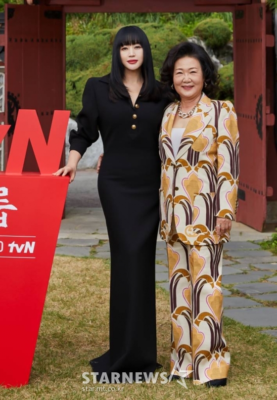 배우 김혜수, 김해숙이 7일 오후 온라인 생중계로 진행된 tvN 토일극 &#039;슈룹&#039; 제작발표회에 참석해 포즈를 취하고 있다.  사고뭉치 왕자들을 위해 치열한 왕실 교육 전쟁에 뛰어드는 중전의 파란만장 궁중 분투기 &#039;슈룹&#039;은 오는 15일 첫 방송된다. /사진제공=CJENM 2022.10.07 /사진=이동훈 기자 photoguy@