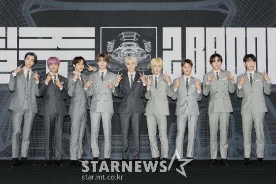 그룹 NCT127이 16일 진행된 정규 4집 &#039;질주&#039;(2 Baddies) 발매 기념 기자간담회에 앞서 포즈를 취하고 있다. 이번 앨범에는 타이틀곡 &#039;질주&#039;(2 Baddies)를 비롯해 &#039;패스터&#039;(Faster), &#039;타임 랩스&#039;(Time Lapse), &#039;불시착&#039;(Crash Landing) 등 다채로운 장르의 총 12곡이 수록됐다. /사진제공=SM엔터테인먼트 2022.09.16 /사진=이동훈 기자 photoguy@
