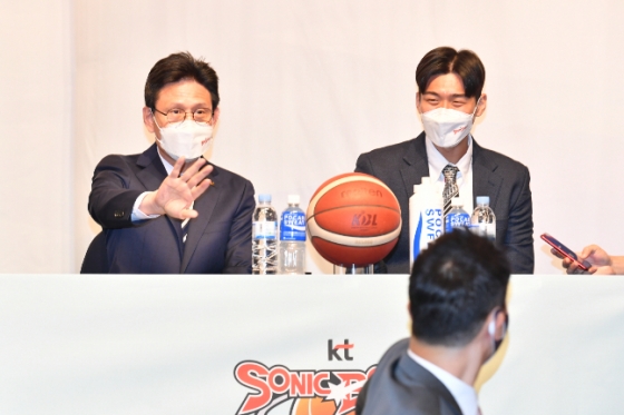 11일 서울 호텔리베라에서 열린 2022~2023 SKT 에이닷 프로농구 개막 미디어데이에 참석한 서동철(왼쪽) 수원KT 감독. /사진=KBL