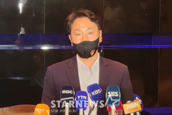 11일 서울 호텔리베라에서 열린 2022~2023 SKT 에이닷 프로농구 개막 미디어데이 후 취재진과 만나 고양 캐롯 구단의 가입비 미납 논란에 대해 설명하고 있는 김성헌 데이원 사무국장. /사진=김명석 기자