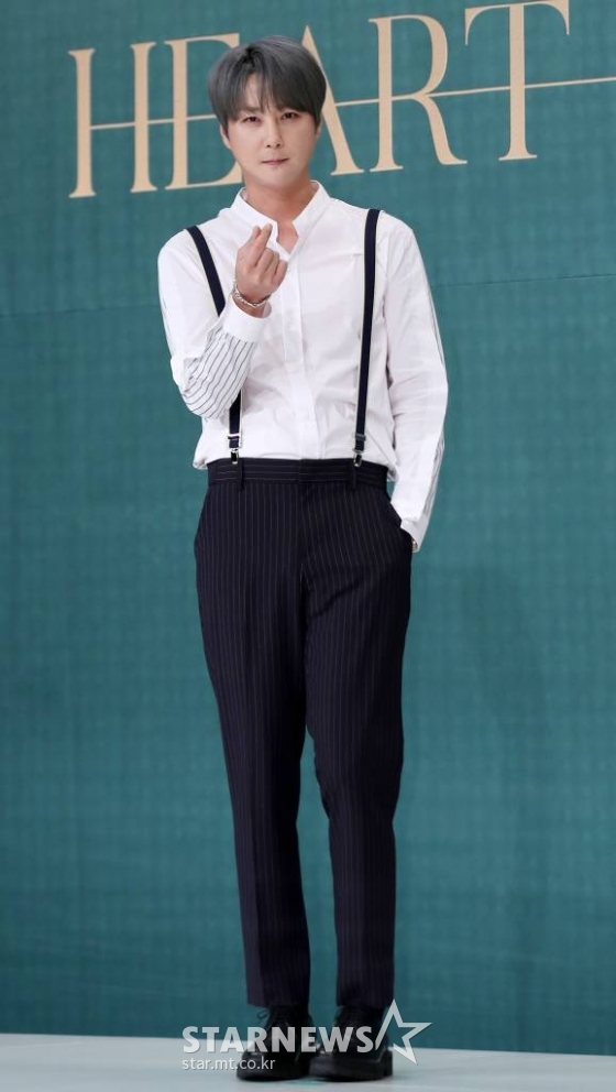 그룹 신화 신혜성이 28일 오후 서울 영등포구 타임스퀘어 아모리스홀에서 진행된 데뷔 20주년 기념 스페셜 앨범 &#039;HEART&#039; 발매 기자간담회에 참석해 포즈를 취하고 있다. /사진=김휘선 기자 tndejrrh123@