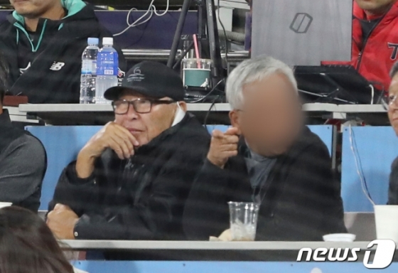 김응용 전 감독(왼쪽)./사진=뉴스1